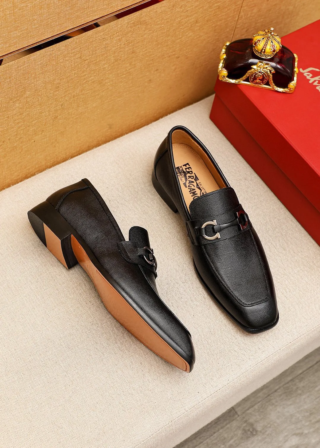 Men's shoes 💰442 💐 Product trademark: Ferragamo "Ferragamo" casual leather shoes Regular size: 38-44 (45.46🉑️customized) Product materials: Selected imported first-layer cross-grain cowhide upper + original hardware buckle, imported water-dyed cow leather lining. Strong three-dimensional visual effect, combined outsole Color: 1⃣️color optional